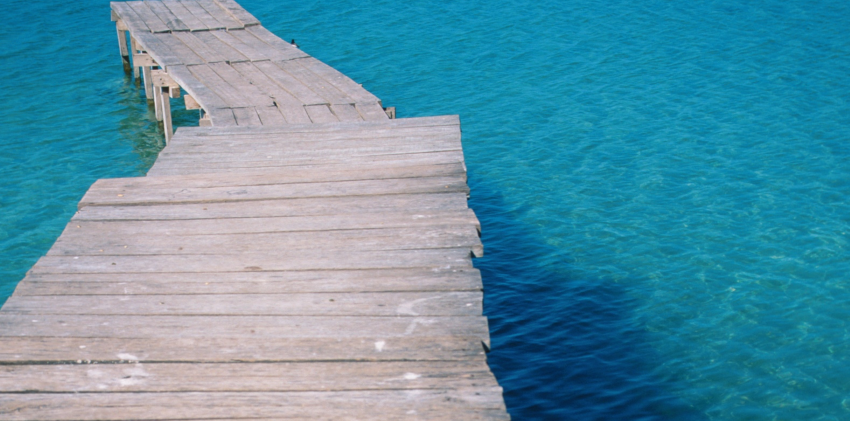 picture of a jetty visualizing the article about GRI and CDP