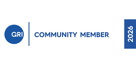 Ein rechteckiges Abzeichen mit einem blauen Kreis mit der Aufschrift GRI auf der linken Seite, dem Schriftzug Community Partner Member in Blau in der Mitte und einem vertikalen blauen Balken auf der rechten Seite mit der Aufschrift 2026 in weißer Schrift.