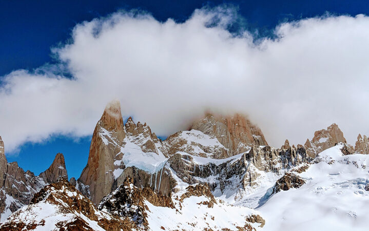Berge bedeckt mit Schnee verbildlichen den Blogartikel über Klimaneutrale Produktion als Vergabekriterium