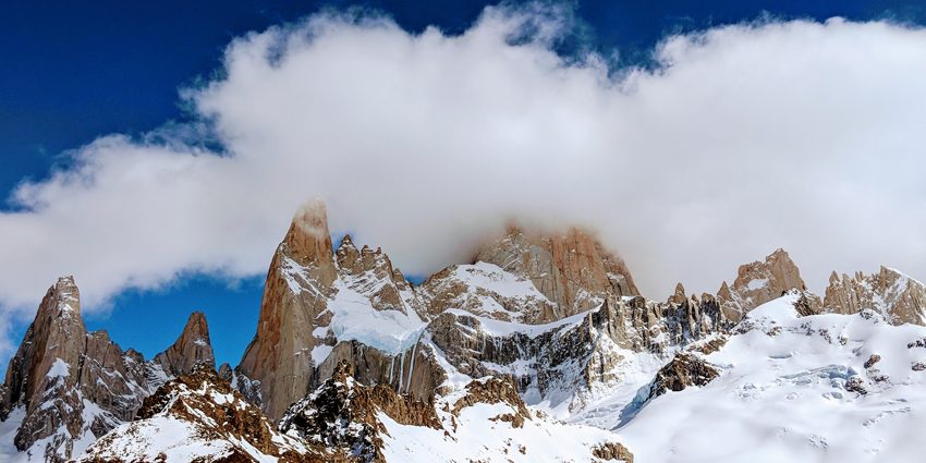 Berge bedeckt mit Schnee verbildlichen den Blogartikel über Klimaneutrale Produktion als Vergabekriterium