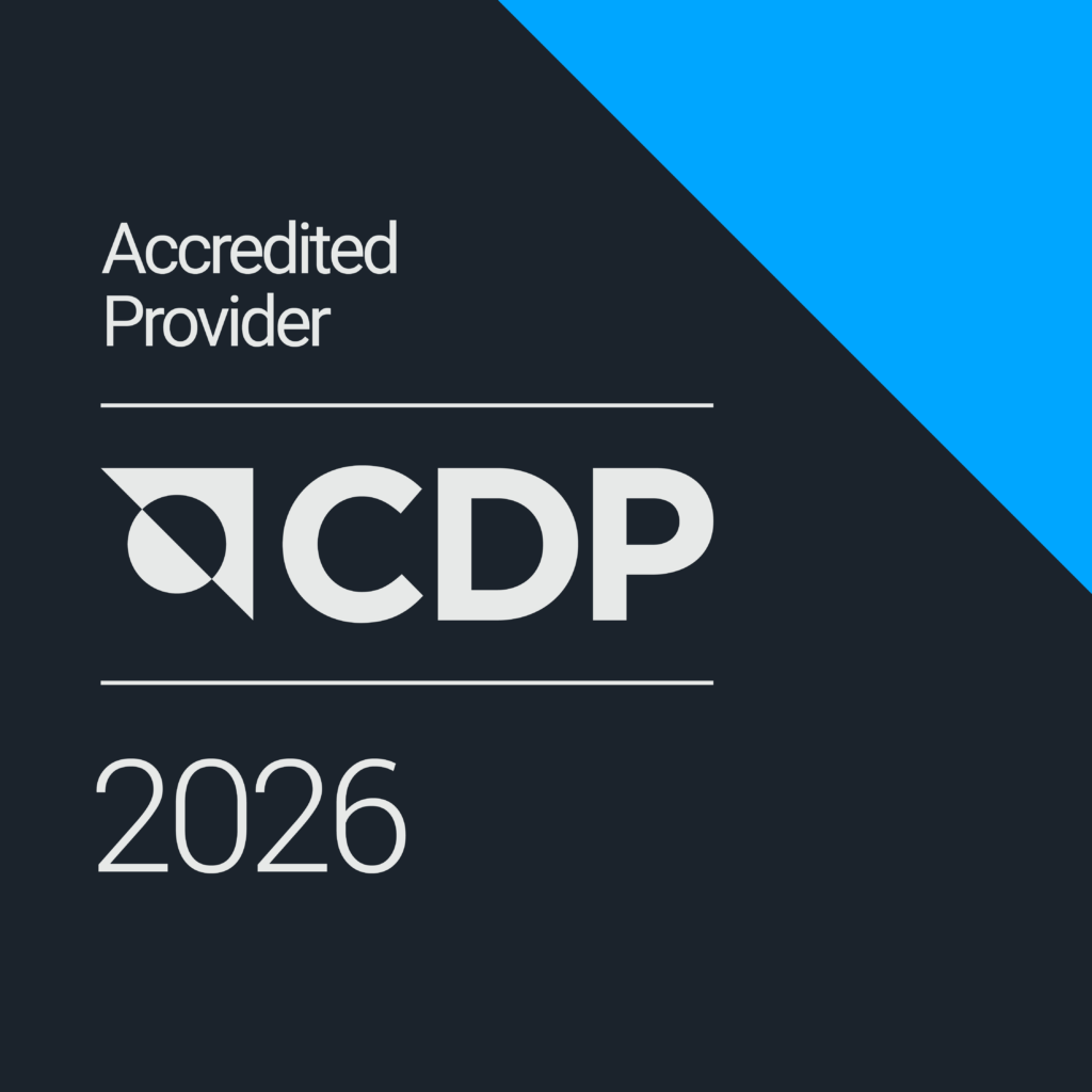 Das CDP 2026-Abzeichen für akkreditierte Anbieter mit einem geometrischen Muster in Dunkelgrau und einem hellblauen Dreieck in der oberen rechten Ecke steht für hervorragende Leistungen und die Einhaltung der CDP Quick-Check 2026-Standards.