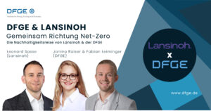 DFGExLANSINOH_Gesamt_Titelbild Drei Personen in Geschäftskleidung stehen lächelnd unter dem Titel „DFGE & Lansinoh: Gemeinsam Richtung Net-Zero“. Das Bild wirbt für eine Nachhaltigkeitskooperation zwischen Lansinoh und DFGE, wobei deren Namen und Logos zu sehen sind.