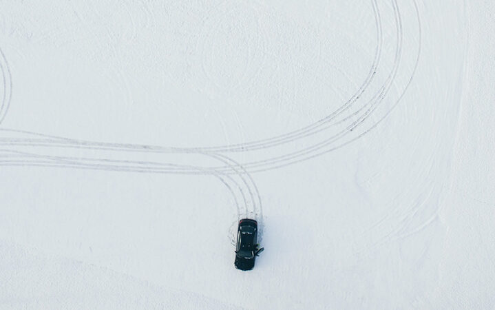 picture from above of a car driving in the snow visualizing the blog article about the interview with sebastian gschwill