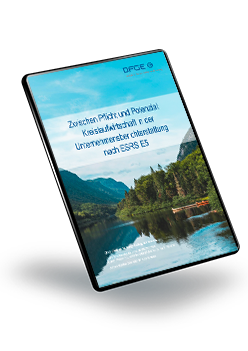 Eine Broschüre mit einem Titelbild, das einen malerischen See und Berge unter einem blauen Himmel zeigt. Der deutsche Titel lautet: Zwischen Pflicht und Agenda: Kreislaufwirtschaft nach ESRS E5 und Nachhaltigkeitspflichten bei Unternehmensberichterstattung.