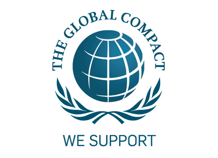 Blaues und weißes Logo mit einer von Lorbeerzweigen umgebenen Weltkugel. Oben steht "The Global Compact" und unten "We Support".
