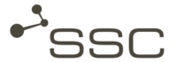 SSC-Services_logo Ein Logo mit einem stilisierten Molekül auf der linken Seite und den Buchstaben „SSC“ in einer abgerundeten, fetten Schriftart auf der rechten Seite.