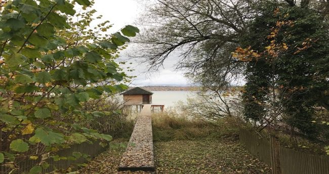 picture of a jetty on a lake illustrating the blog article about sustainablity reports