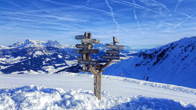 picture of a ski slope and mountains illustrating the blog article about the 2019 CSR trends
