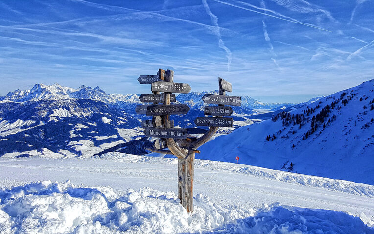 picture of a ski slope and mountains illustrating the blog article about the 2019 CSR trends