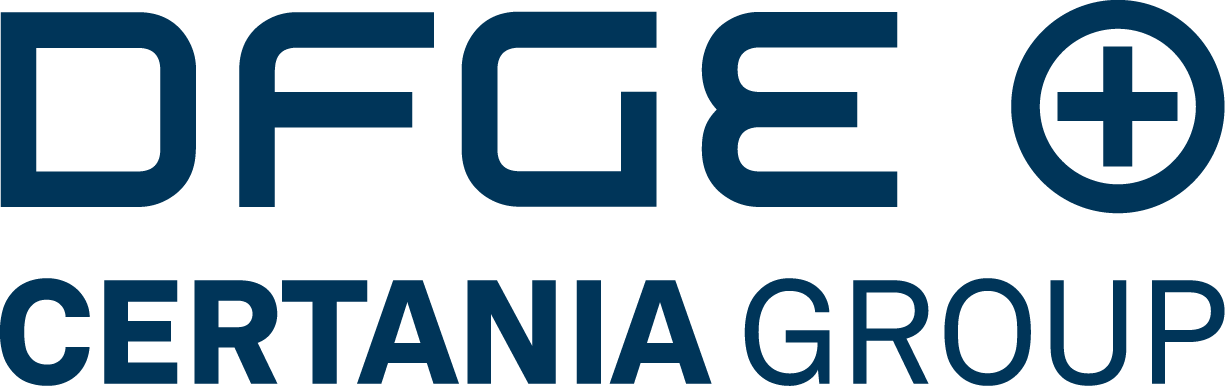 Das Logo der DFGE CERTANIA GROUP mit fetter, dunkelblauer Schrift. Die Buchstaben „DFGE“ stehen über „CERTANIA GROUP“, und neben „DFGE“ befindet sich ein kreisförmiges Pluszeichen.